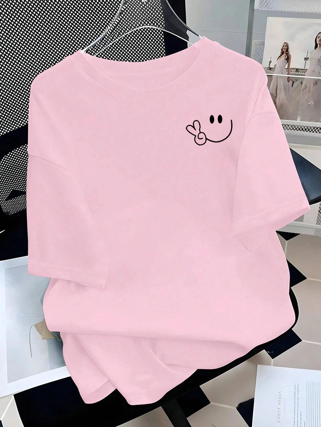 Scissor Hand Smile Graphic Print Women's T-shirt Summer Tops O-Neck Comfortable Short Sleeve Tees Casual Women's Clothing